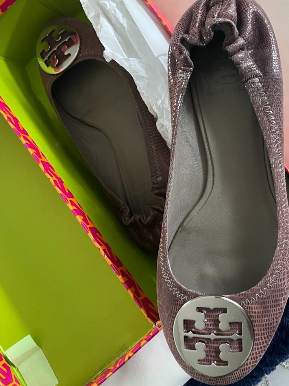 Tory Burch Reva Flat in Taupe Lizard Print, Size 7